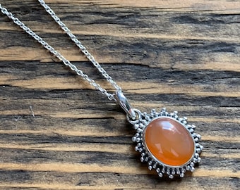 Colgante de cornalina en plata de ley con forma de sol: piedra de nacimiento de agosto estilo bohemio con efecto sol