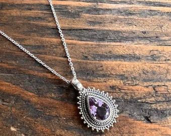 Colar com pingente boho em prata de lei e ametista facetada em formato de gota.