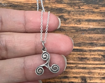Collar de triple espiral de plata de ley: colgante geométrico