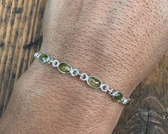Pulsera de peridoto facetado: delicado regalo de piedra natal de agosto, pulsera de cadena de plata esterlina