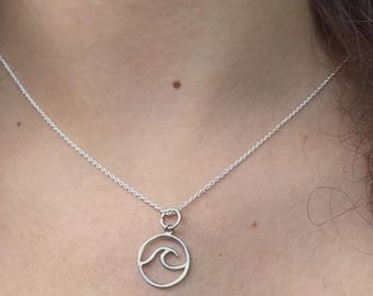 Colgante de collar con círculo ondulado de plata de ley: regalo minimalista