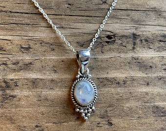 Collar de piedra lunar arcoíris de plata esterlina con colgante de piedra preciosa ovalada