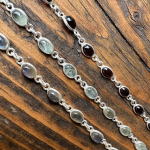 Zierliches ovales Silberarmband aus Granat, Labradorit, Prehnit, Minimalistisches Armband für sie, Weihnachtsgeschenk, zierliches Armband