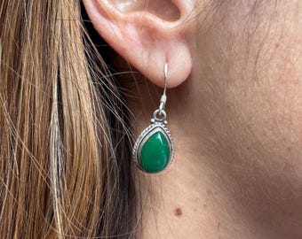 Pendientes colgantes de plata de ley con ónix verde en forma de lágrima: Joyería estilo boho.