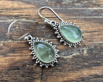 Druppelvormige prehniet-oorbellen: sterlingzilveren helende steen boho