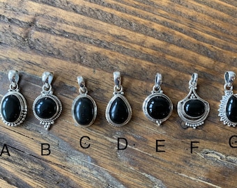 Collar ovalado de ónix negro y plata de ley: joyería delicada de estilo bohemio.