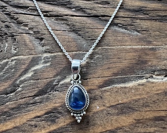 Colgante delicado de cianita en forma de lágrima: Collar de plata de ley