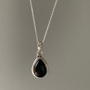 Collar de ónix negro, delicado collar de ónix negro, bohemio, collar negro en forma de lágrima, collar de plata esterlina, collar de piedra curativa, julio
