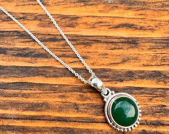 Collar de plata de ley con ónix verde: joyería bohemia delicada