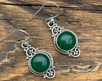 Pendientes de plata de ley con ónix verde: Delicado estilo bohemio.