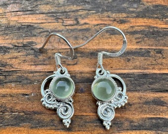 Pendientes de prehnita en plata de ley: delicados pendientes bohemios verdes