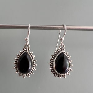Brincos de ônix preto em formato de lágrima em prata esterlina, brincos de ônix preto Boho, brincos pretos, brincos de ônix preto pendurados, pedra de proteção