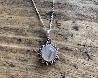 Collar de cuarzo rosa en plata de ley: colgante bohemio con rayos de sol y gema del amor.