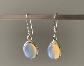 Sterling Silber Opalith Ohrringe: Zarte Oval Edelstein