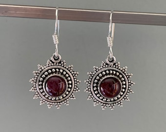 Pendientes de plata de ley con granate: Joyería estilo boho con diseño de rayos de sol, regalo con la piedra de nacimiento de enero.