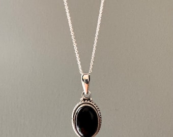 Collar ovalado de ónix negro y plata de ley: joyería delicada de estilo bohemio.