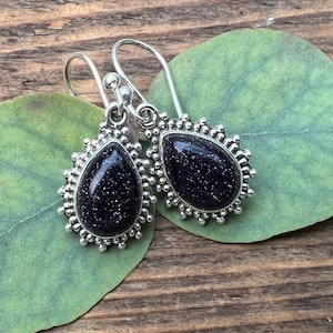 Sterling Silber Blauer Sandstein Ohrringe, Schwarze Ohrringe, Tropfen Ohrringe, Januar Geburtsstein