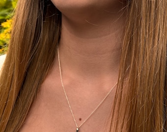 Collar de lapislázuli en plata de ley: delicado colgante bohemio en forma de lágrima.