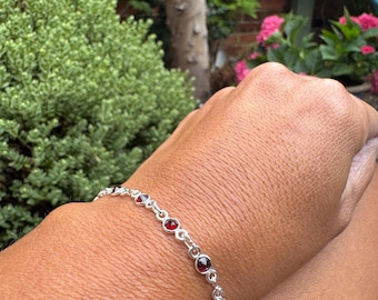 Pulsera delicada de plata de ley con granate facetado: joyería minimalista