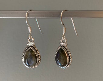 Pendientes colgantes de labradorita en forma de lágrima: Joyería de plata de ley