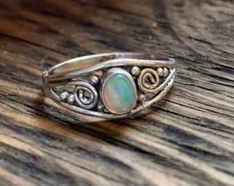 Anillo de plata con ópalo etíope: estilo bohemio delicado, regalos de octubre