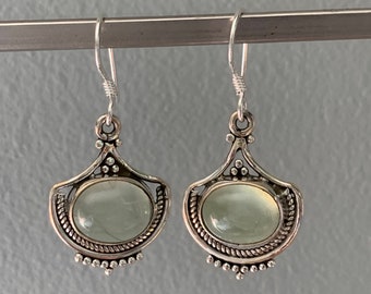 Pendientes de prehnita en forma de lágrima en plata de ley: estilo bohemio de inspiración vintage, verde pálido