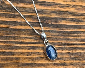 Halskette aus Sterlingsilber mit Kyanit: Zarter, gefasster blauer Kyanit-Anhänger, Kristall-Meditationsschmuck