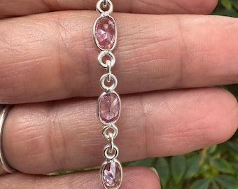 Pulsera delicada de topacio en plata de ley: joyería minimalista con piedras preciosas.