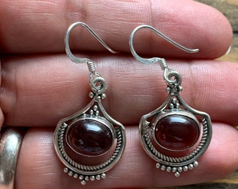 Tropfenförmige Granat-Ohrringe aus Sterlingsilber: Geburtsstein Januar, Vintage-inspirierte Edelstein-Ohrringe
