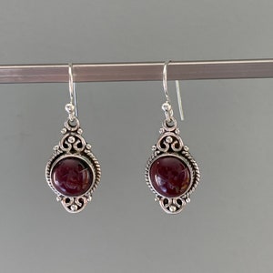 Sterlingzilveren granaatoorbellen: boho druppelvormige hanger, geboortesteen januari