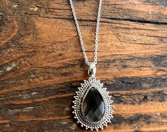 Verzierter Anhänger aus Sterlingsilber mit Labradorit