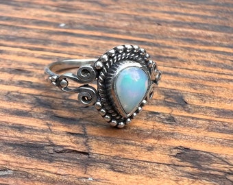 Anillo de plata con ópalo etíope estilo bohemio: delicada gema de ópalo auténtico en forma de lágrima.