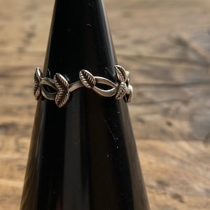 Silver laurel leaf garland ring, silver leaf crown ring, 925 sterling silver ring, cool circle ring, surf ring, circle ring, Gift for her