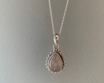 Collar de cuarzo rosa en forma de lágrima: plata de ley, delicado colgante rosa estilo bohemio.