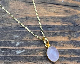 Collar delicado de cuarzo rosa en plata de ley chapada en oro de 18 quilates: Joyería minimalista