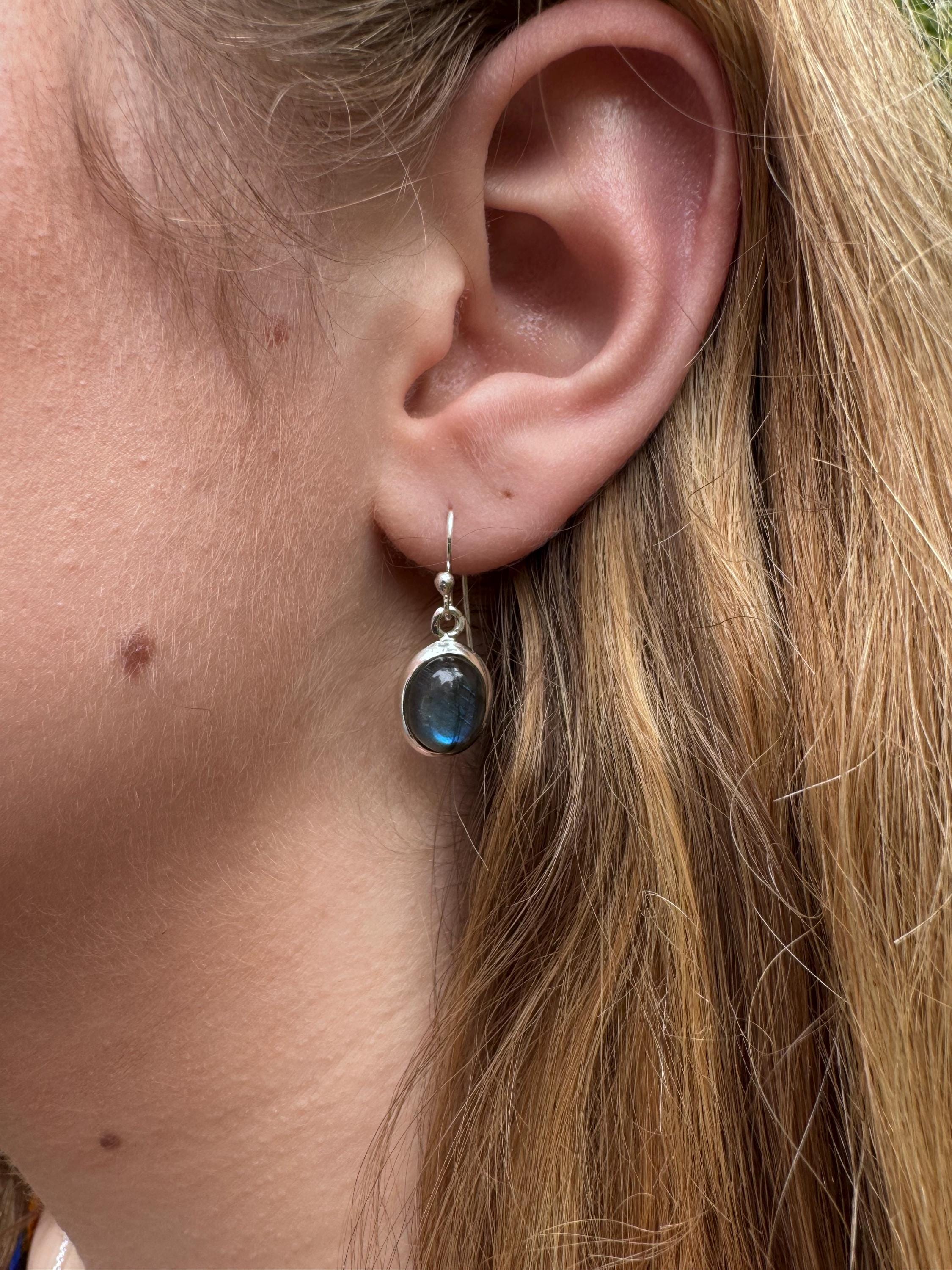 ラブラドライトのイヤリング、オーバルラブラドライトのイヤリング