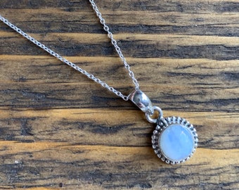 Halskette aus Sterlingsilber mit Regenbogenmondstein: Zarter Boho-Anhänger