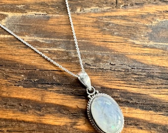 Collar de plata de ley con piedra lunar arcoíris: colgante ovalado de cristal.