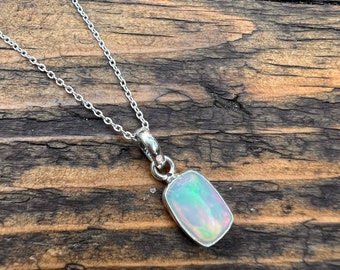 Collar de plata de ley con ópalo etíope: colgante rectangular pequeño