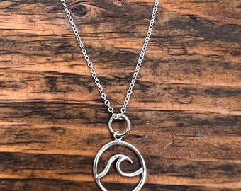 Collar de plata de ley con diseño de olas: colgante minimalista de surfista.