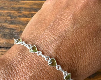 Facettiertes Peridot-Armband: Zartes Geschenk zum Geburtsstein August, Armband aus Sterlingsilber