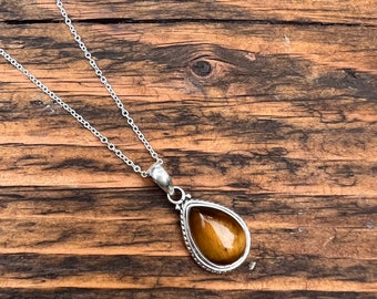 Collar de plata de ley con ojo de tigre en forma de lágrima: colgante de piedra curativa.
