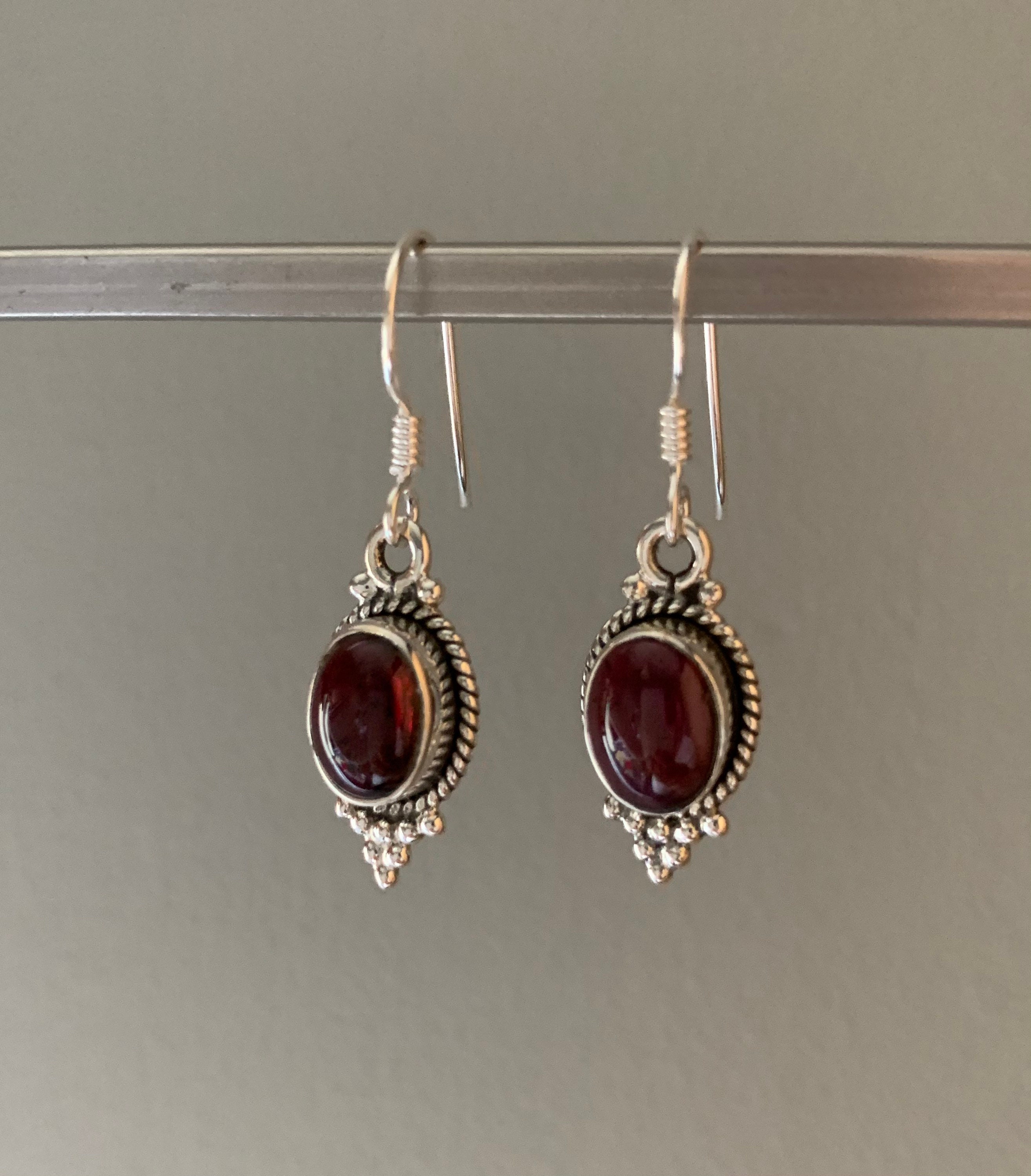 Silver and garnet earrings deals