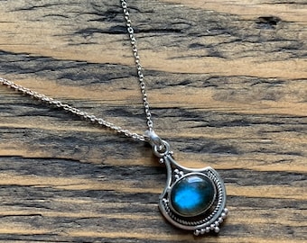 Sterling Silver Labradorite Vintage Inspire Necklace: Gemstone Pendant
