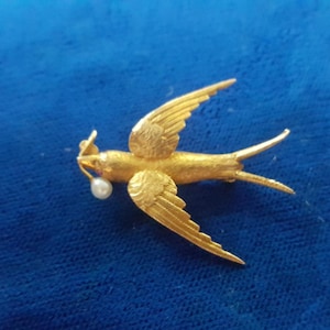 Incredibly Detailed Victorian Swallow Brooch In 15k