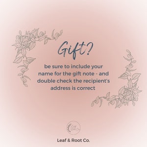 Peut inclure: Un fond rose avec une bordure florale et le texte "Gift?" en bleu fonc&eacute;. Le texte ci-dessous indique "be sure to include your name for the gift note - and double check the recipient's address is correct". Le bas de l'image contient le texte "Leaf & Root Co."