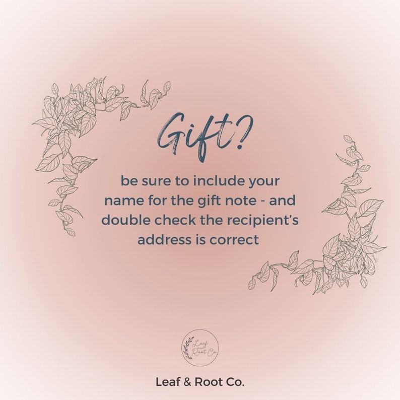 Peut inclure: Un fond rose avec une bordure florale et le texte "Gift?" en bleu fonc&eacute;. Le texte ci-dessous indique "be sure to include your name for the gift note - and double check the recipient's address is correct". Le bas de l'image contient le texte "Leaf & Root Co."