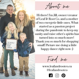 Peut inclure: Une famille de quatre personnes se tient dans la neige, souriante. Les parents tiennent une pancarte sur laquelle est &eacute;crit "Le monde a besoin de plus de Canada". L'image est une photo promotionnelle pour une petite entreprise appel&eacute;e Leaf & Root Co.