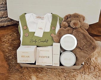 Panier naturel pour maman et bébé : savon artisanal, barboteuse en coton, couette en peluche