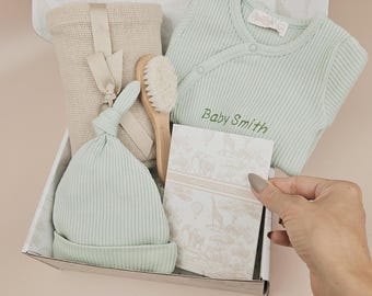 Cadeau personnalisé pour nouveau-né : barboteuse, bonnet et pinceau en coton sauge | Coffret souvenir unisexe pour baby shower